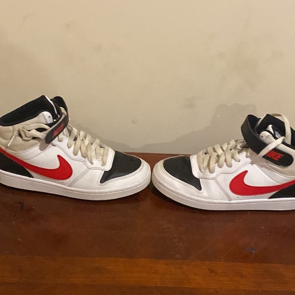 Nike shoes - Picture 2 of 3